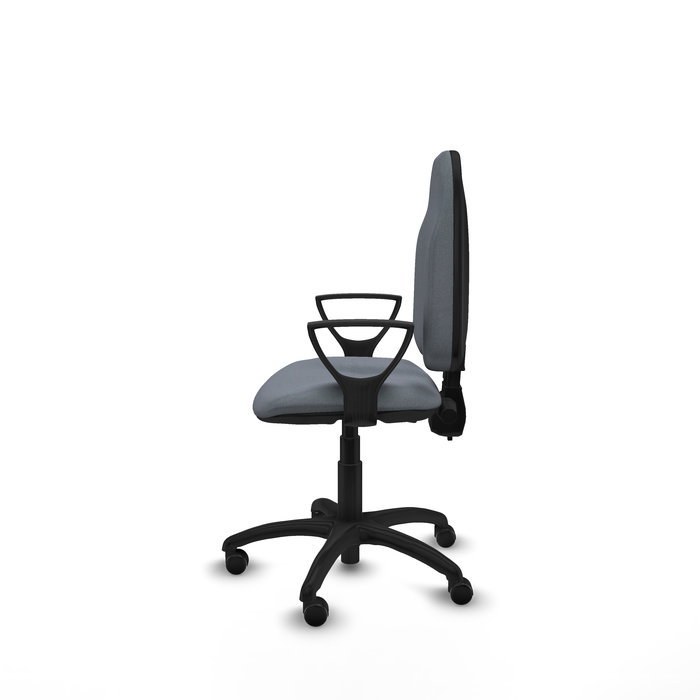 Chaise de bureau Algarra avec mécanisme à double poignée à contact permanent, recouverte de tissu gris. Équipée d'une base en polyamide noir, d'accoudoirs fixes et de roulettes autobloquantes