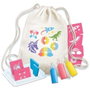 Hape - Kit de Pochoirs pour Décorer son Sac à Dos Kidz Maker, 25 x 18 x 6,5 cm - Activité Créative pour Enfants à Partir de 5 Ans