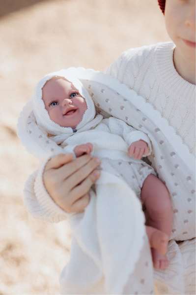 Muñecas Arias - Poupée Elegance 35 cm, bébé beige avec couverture (poupée lestée), jouet sensoriel, pour enfants à partir de 3 ans
