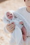Muñecas Arias - Poupée Elegance 35 cm, bébé beige avec couverture (poupée lestée), jouet sensoriel, pour enfants à partir de 3 ans