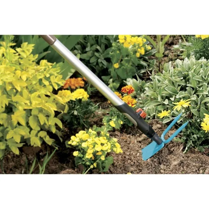 Gardena Serfouette Combisystem, 7.5 cm, acier inoxydable, outil pour travaux de sol, lame droite et fourche 2 dents, compatible manches Combisystem, garantie 25 ans Gardena Serfouette Combisystem, 7.5 cm, acier inoxydable, outil pour travaux de sol, lame droite et fourche 2 dents, compatible manches Combisystem, garantie 25 ans
