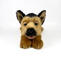 DEQUBE Peluche Berger Allemand Couché 25 cm Licence Bocalán +0 Mois