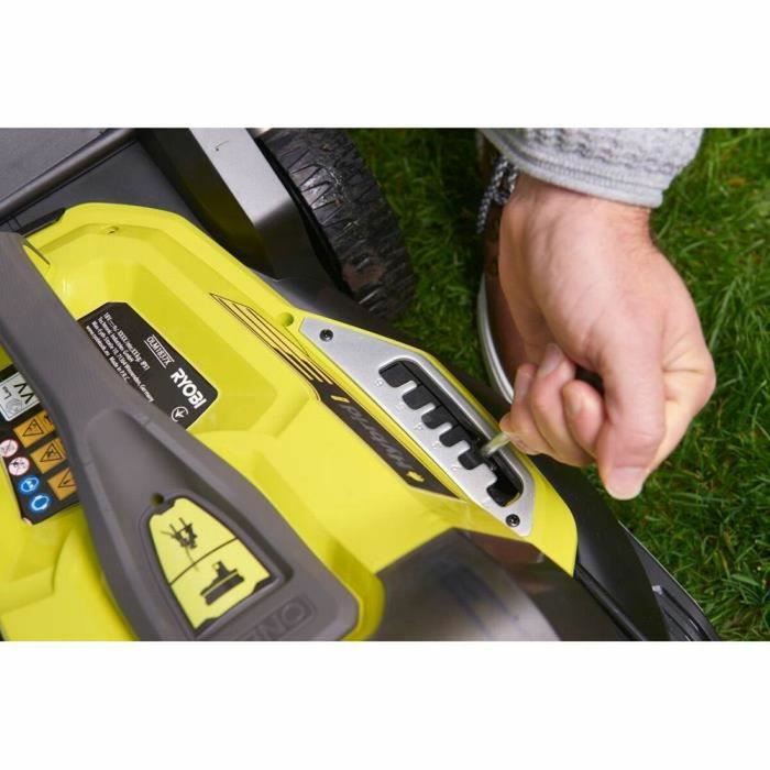 Ryobi Tondeuse Hybride LithiumPlus 36V avec 2 batteries 5 Ah Ryobi Tondeuse Hybride LithiumPlus 36V avec 2 batteries 5 Ah