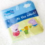 Deqube - Livre de bain interactif Peppa Pig avec 5 marionnettes de doigt - 10 illustrations, histoire familiale à la plage - Multilingue - À partir de 12 mois