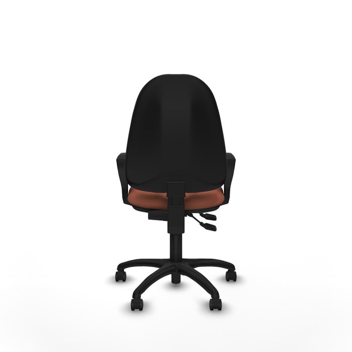 Chaise de bureau Algarra avec mécanisme de contact permanent à double poignée, recouverte de tissu marron. Équipée d'une base en polyamide noir, d'accoudoirs fixes et de roulettes autobloquantes