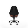 Chaise de bureau Algarra avec mécanisme de contact permanent à double poignée, recouverte de tissu marron. Équipée d'une base en polyamide noir, d'accoudoirs fixes et de roulettes autobloquantes
