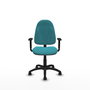 Chaise de bureau Algarra avec mécanisme de contact permanent de base, recouverte de tissu turquoise. Équipée d'une base en polyamide noir, d'accoudoirs 1D et de roulettes autobloquantes.