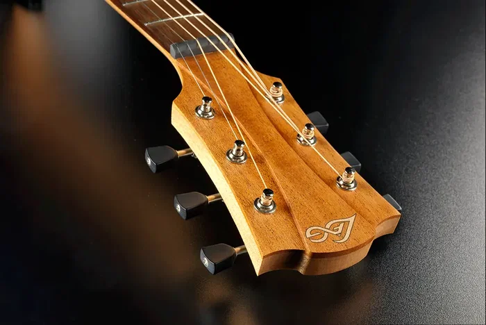 LAG Guitare acoustique Dreadnought Cutaway Tramonatine 70 - Natural