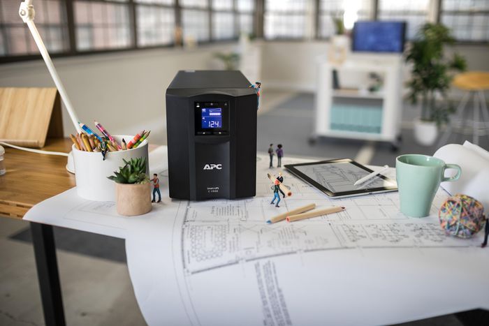 APC Smart-UPS 1000VA/600W, Onduleur de secours avec sortie pure sine wave, Régulation de tension automatique, Ports USB et Ethernet SmartConnect APC Smart-UPS 1000VA/600W, Onduleur de secours avec sortie pure sine wave, Régulation de tension automatique, Ports USB et Ethernet SmartConnect