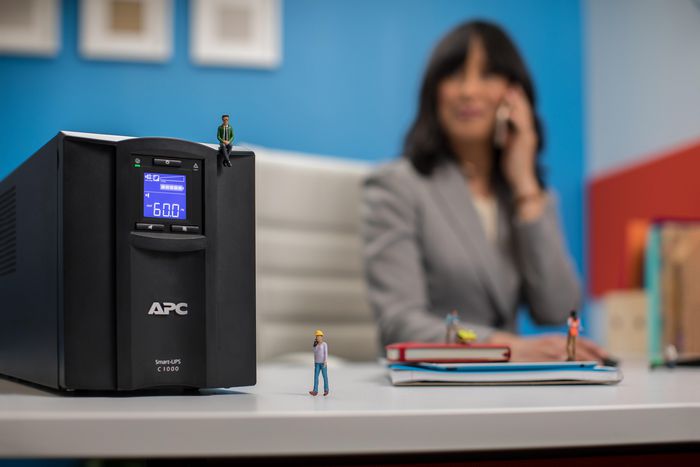 APC Smart-UPS 1000VA/600W, Onduleur de secours avec sortie pure sine wave, Régulation de tension automatique, Ports USB et Ethernet SmartConnect APC Smart-UPS 1000VA/600W, Onduleur de secours avec sortie pure sine wave, Régulation de tension automatique, Ports USB et Ethernet SmartConnect
