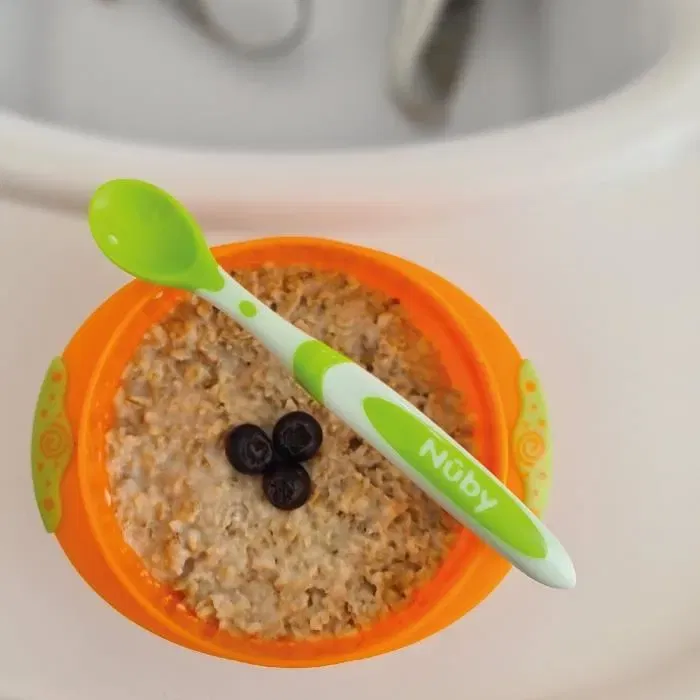 Nuby - Lot de 6 Cuillères de Sevrage Multicolores - Design Longue Manche - Va au Lave-vaisselle - pour une Alimentation Facile