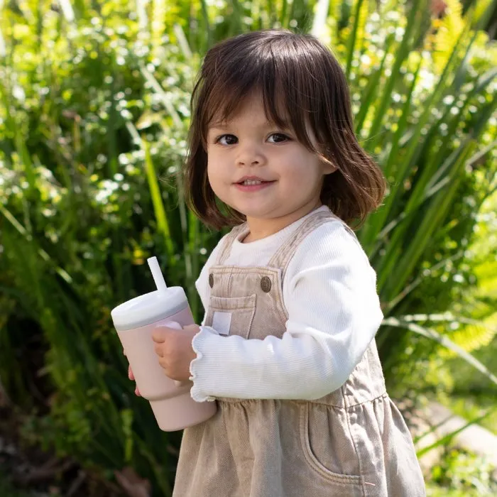 Infantino Ma Première Tasse en Silicone à Paille, 255 ml (25.5 cl) Anti-Fuite, pour Bébé et Tout-Petit, Lavable au Lave-Vaisselle - Modèle Pirouette