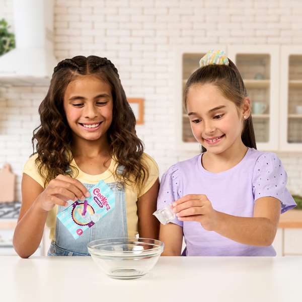 MOOSE Cookeez Makery - Frigo magique interactif à surprise avec peluche Freezy Cakez parfumée, jeu de pâtisserie pour enfants dès 5 ans