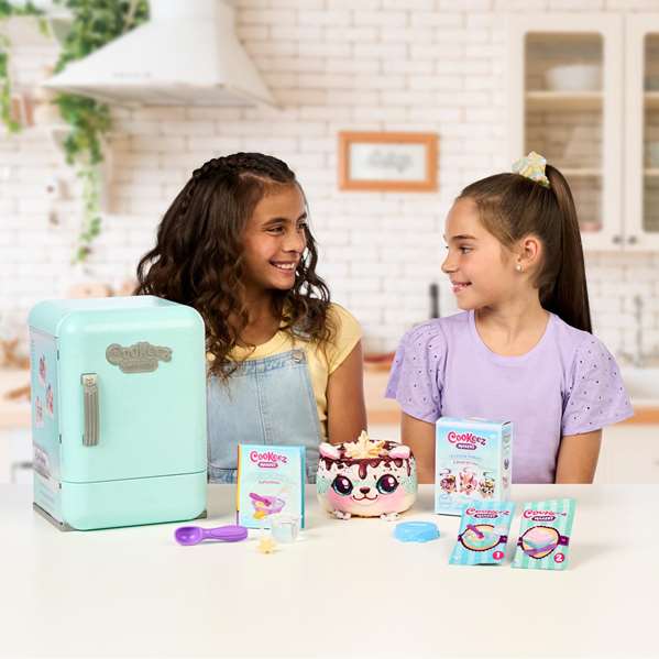 MOOSE Cookeez Makery - Frigo magique interactif à surprise avec peluche Freezy Cakez parfumée, jeu de pâtisserie pour enfants dès 5 ans