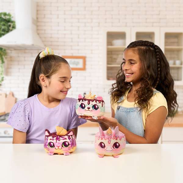 MOOSE Cookeez Makery - Frigo magique interactif à surprise avec peluche Freezy Cakez parfumée, jeu de pâtisserie pour enfants dès 5 ans