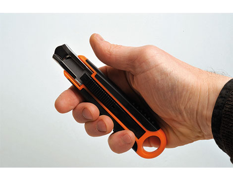 Fiskars Cutter en plastique avec rail métallique de sécurité 18mm