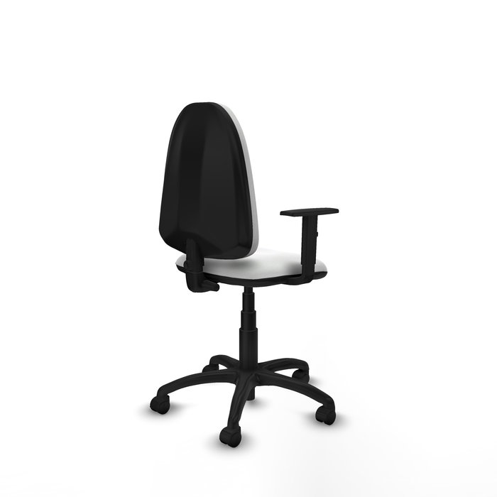 Chaise de bureau Aýna avec mécanisme de contact permanent de base, revêtue de tissu blanc. Équipée d'une base en polyamide noir, d'accoudoirs 1D et de roulettes en nylon de 50 mm.