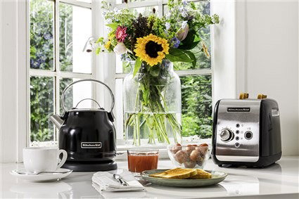 Kitchenaid 5KEK1222 EOB Bouilloire électrique 1,25 L noir - Remplissage large, maintien au chaud, fonction anti-goutte - Design rétro