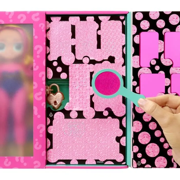 L.O.L. Surprise OMG Eye Spy - Superhero - Poupée à collectionner avec 4 personnages (super-héroïne, rock star, fée, espionne) de 24 cm et plus de 15 surprises - À partir de 4 ans