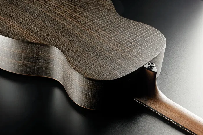 LAG Guitare Acoustique Auditorium Sauvage Brankowood Solide Table Eucalyptus Finition Satinée Naturelle Noire 650mm 20 Frettes Étui Inclus