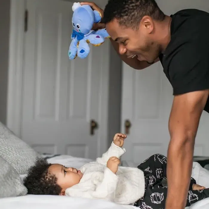 Baby Einstein Peluche Doudou Poulpe Octoplush Bleu, Jouet Interactif Musical Multilingue pour Bébé dès 3 Mois