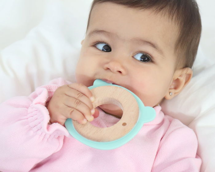 KioKids Mordedor pour bébé, anneau de dentition ours en bois de hêtre et silicone verte, jouet sensoriel à mâcher, recommandé dès 3 mois, collection Ecofriendly KioKids Mordedor pour bébé, anneau de dentition ours en bois de hêtre et silicone verte, jouet sensoriel à mâcher, recommandé dès 3 mois, collection Ecofriendly