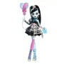 Monster High Poupée Frankie Stein Anniversaire Monstrueusement Mémorable - JBG75 avec robe satinée noire et 7 accessoires (ballon, invitation, cadeau)