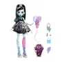 Monster High Poupée Frankie Stein Anniversaire Monstrueusement Mémorable - JBG75 avec robe satinée noire et 7 accessoires (ballon, invitation, cadeau)