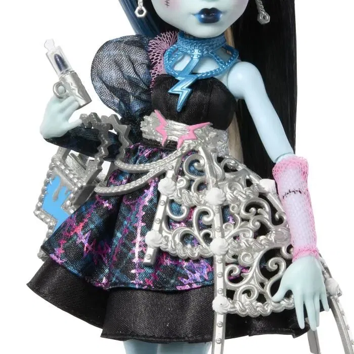 Monster High Poupée Frankie Stein Anniversaire Monstrueusement Mémorable - JBG75 avec robe satinée noire et 7 accessoires (ballon, invitation, cadeau) Monster High Poupée Frankie Stein Anniversaire Monstrueusement Mémorable - JBG75 avec robe satinée noire et 7 accessoires (ballon, invitation, cadeau)