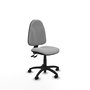 Chaise de bureau Algarra avec mécanisme Asincro, rembourrée de tissu gris clair. Équipée d'une base en polyamide noir, sans accoudoirs et de roulettes en nylon de 50 mm.