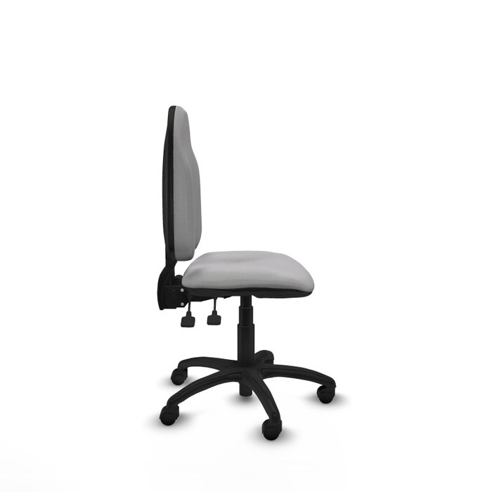 Chaise de bureau Algarra avec mécanisme Asincro, rembourrée de tissu gris clair. Équipée d'une base en polyamide noir, sans accoudoirs et de roulettes en nylon de 50 mm.