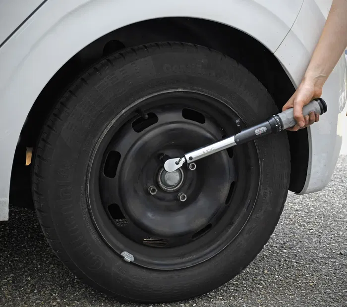 AEG Clé dynamométrique à couple réglable de 21 à 119 NM, carré de 1/2'', 39 cm, affichage direct, en acier chrome-vanadium, avec coffret rigide