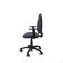Chaise de bureau Algarra avec mécanisme Contact permanent de base, rembourrée de tissu gris foncé. Équipée d'une base en polyamide noir, d'accoudoirs 1D et de roulettes pour parquet