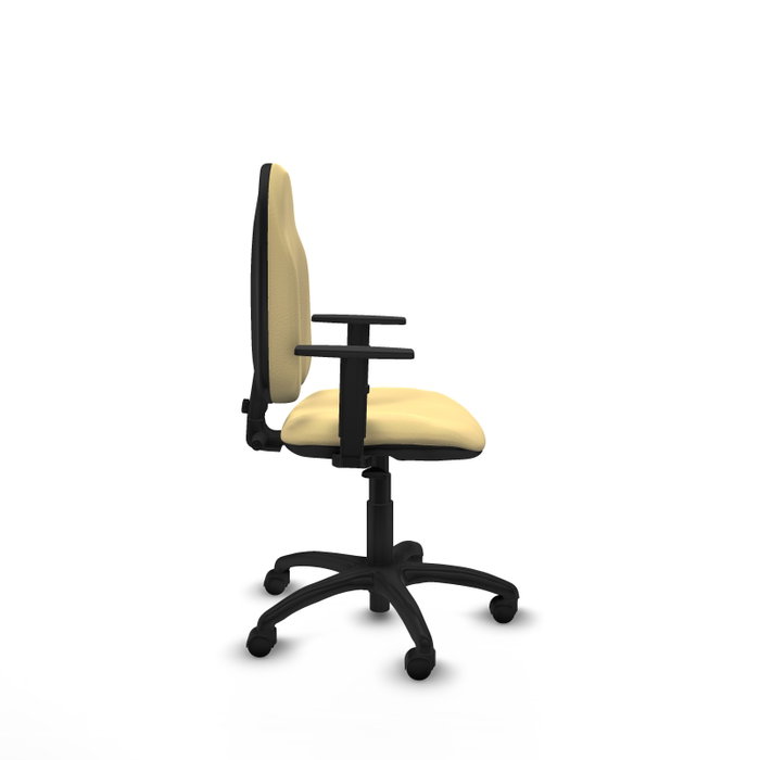 Chaise de bureau Algarra avec mécanisme de contact permanent de base, revêtue de similicuir couleur crème. Équipée d'un piètement en polyamide noir, d'accoudoirs 1D et de roulettes en nylon de 50 mm Chaise de bureau Algarra avec mécanisme de contact permanent de base, revêtue de similicuir couleur crème. Équipée d'un piètement en polyamide noir, d'accoudoirs 1D et de roulettes en nylon de 50 mm