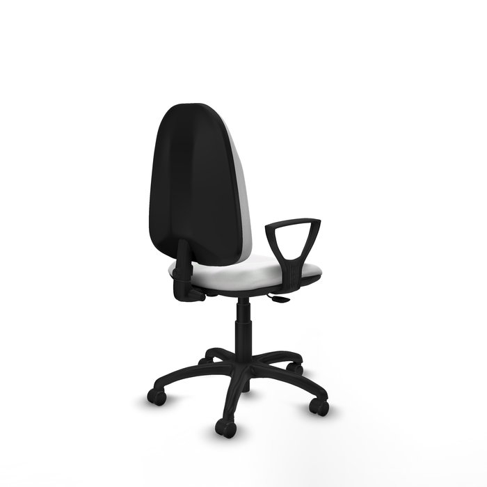 Chaise de bureau Algarra avec mécanisme de contact permanent de base, rembourrée de tissu blanc. Équipée d'une base en polyamide noir, d'accoudoirs fixes et de roulettes pour parquet.