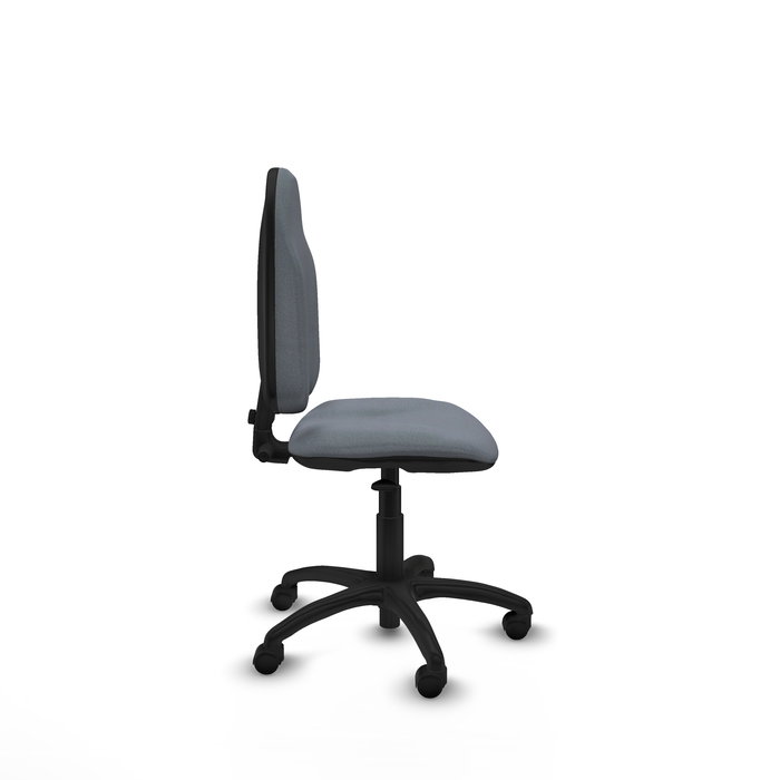 Chaise de bureau Algarra avec mécanisme de contact permanent de base, recouverte de tissu gris. Équipée d'une base en polyamide noir, sans accoudoirs et de roulettes en nylon de 50 mm.