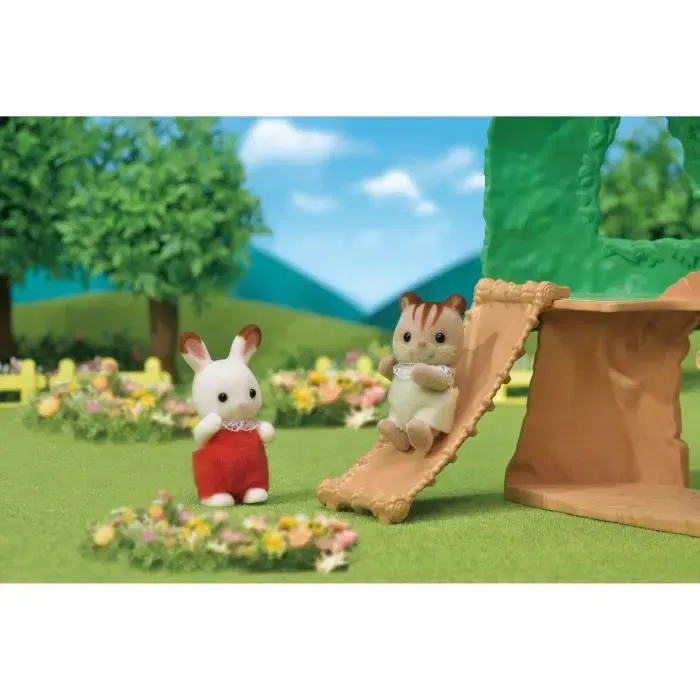 Sylvanian Families La Cabane des Bébés - Figurine Bébé Écureuil Roux Ambrose avec Toboggan, Balançoire et Hamac - Jouet Enfant 3 Ans et Plus