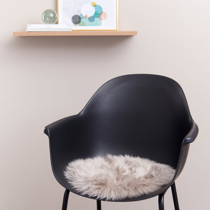 Day Coussin d'assise en peau de mouton et cuir 34 cm Day Coussin d'assise en peau de mouton et cuir 34 cm