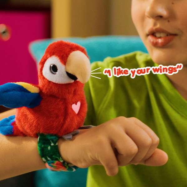 Famosa Happy Yappers Peluche Oiseau Chanteur avec Ailes Mobiles et Répétiteur Multilingue 18x18x5 cm Assorti Famosa Happy Yappers Peluche Oiseau Chanteur avec Ailes Mobiles et Répétiteur Multilingue 18x18x5 cm Assorti
