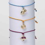 THE CARAT SHOP - Set de 3 bracelets de l'amitié Harry Potter avec Snitch Dorée, Potion d'Amour et Retourneur de Temps en alliage de zinc et nylon