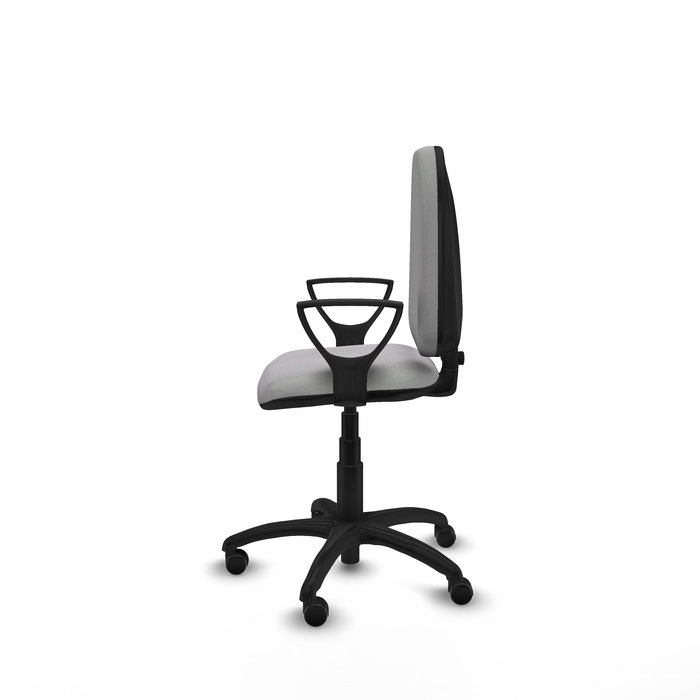 Chaise de bureau Aýna avec mécanisme de contact permanent de base, recouverte de tissu gris clair. Équipée d'une base en polyamide noir, d'accoudoirs fixes et de roulettes pour parquet.