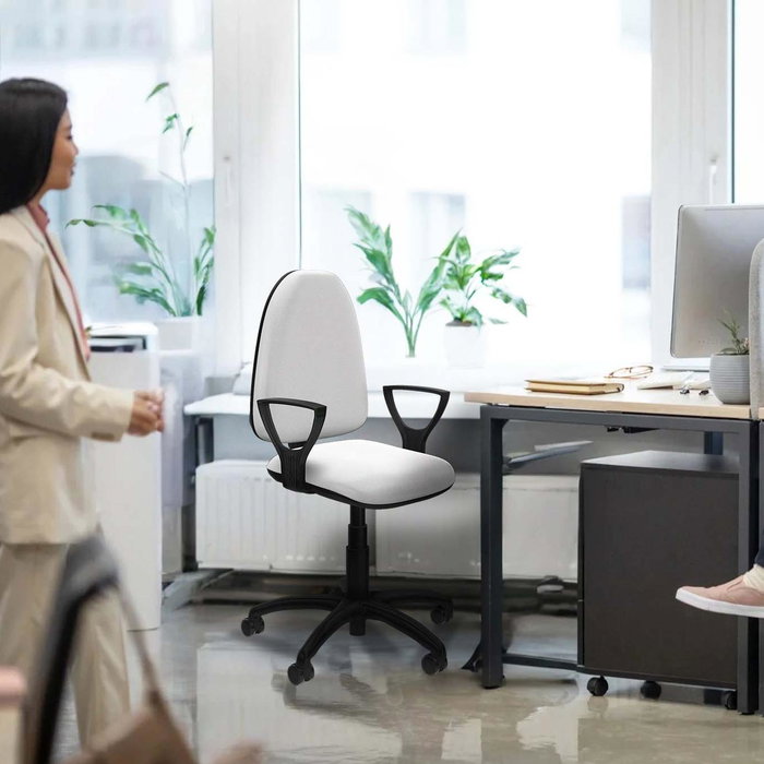 Chaise de bureau Aýna avec mécanisme de contact permanent de base, recouverte de tissu gris clair. Équipée d'une base en polyamide noir, d'accoudoirs fixes et de roulettes pour parquet.