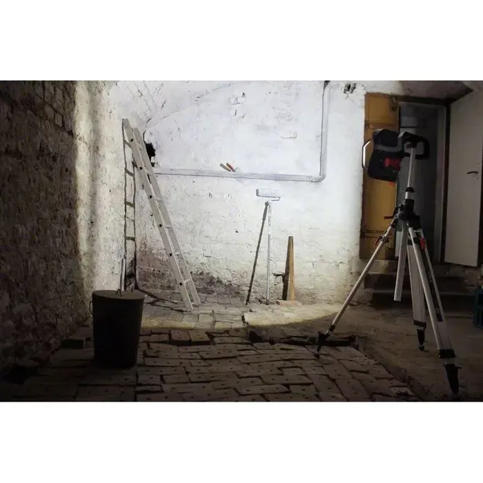 Bosch Professional Lampe LED GLI 18V-4000 C, Sans batterie, Bluetooth, 4000 lumens, 3 niveaux de luminosité, référence 0601446800