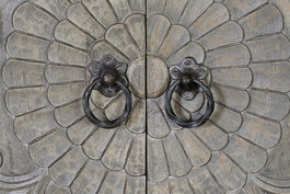 GINER Y COLOMER Armoire 2 portes en bois de manguier et métal patiné gris antiquité, avec soleil fleuri et étagères, 180 x 116 x 42 cm