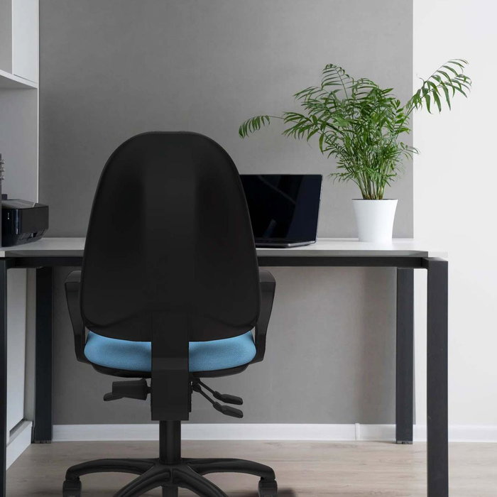Chaise de bureau Algarra avec mécanisme asynchrone, revêtement en tissu noir. Équipée d'une base en polyamide noir, d'accoudoirs fixes et de roulettes en nylon de 50 mm