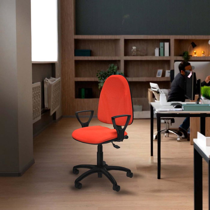 Chaise de bureau Algarra avec mécanisme asynchrone, revêtement en tissu noir. Équipée d'une base en polyamide noir, d'accoudoirs fixes et de roulettes en nylon de 50 mm