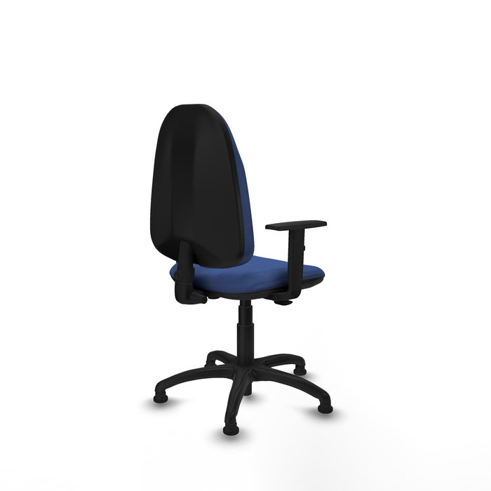Chaise de bureau Algarra avec mécanisme de contact permanent de base, recouverte de tissu bleu marine. Équipée d'une base en polyamide noir, d'accoudoirs 1D et de butées