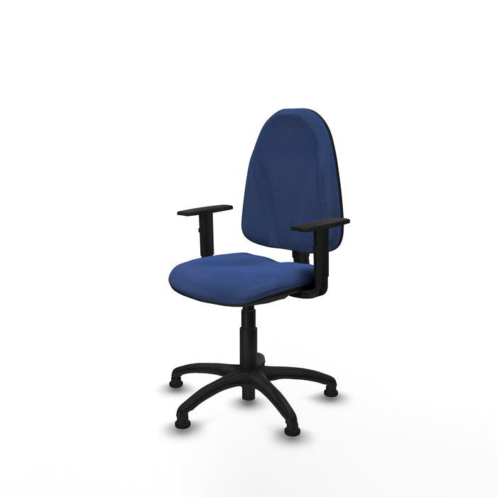 Chaise de bureau Algarra avec mécanisme de contact permanent de base, recouverte de tissu bleu marine. Équipée d'une base en polyamide noir, d'accoudoirs 1D et de butées