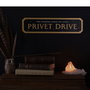 WIDDOP & CO - Cartel Privet Drive - Signe Métallique Brillant dans le Noir - Harry Potter - Déco Murale avec Bordure en Bois Doré et Crochet