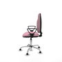 Chaise de bureau Algarra avec mécanisme Contact permanent de base, revêtue de tissu rose. Équipée d'une base chromée, d'accoudoirs fixes et de butées